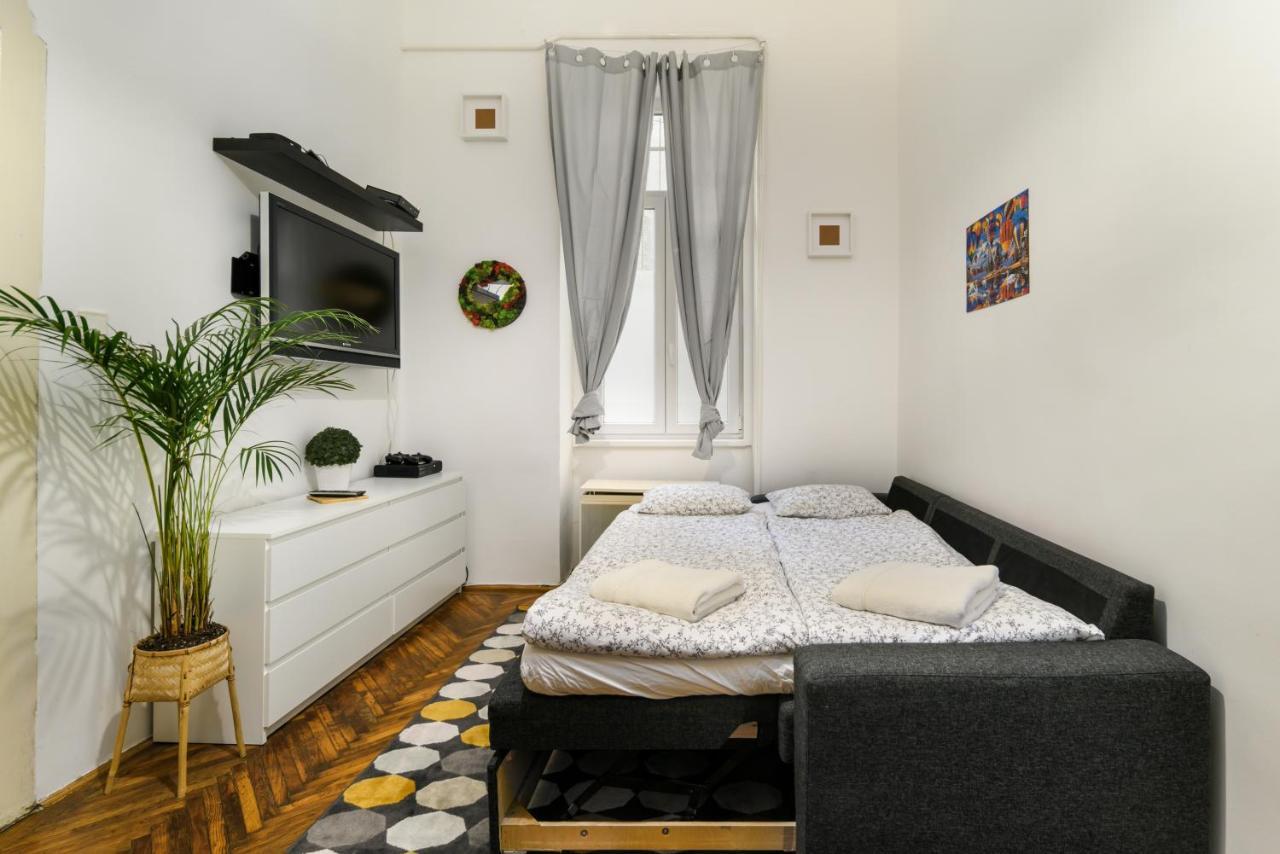 Two Separate Rooms Apartment In City Center, Party District Boedapest Buitenkant foto